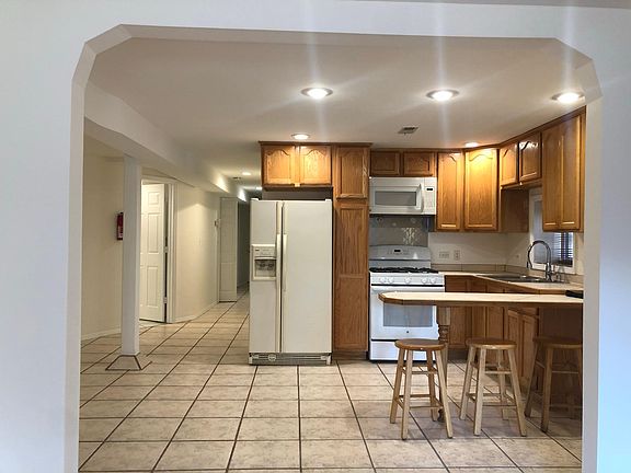 2nd image of 3238 W Le Moyne St #G
