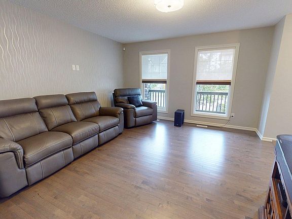 3rd image of 821 36a Ave NW