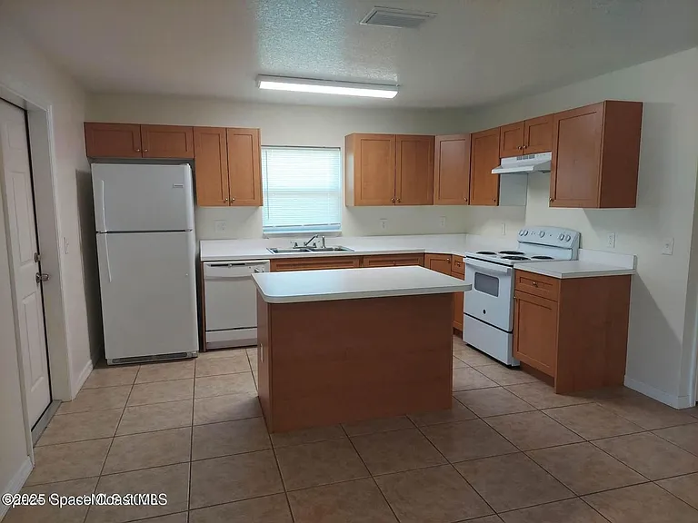 821 Angela Ave #A — Photo 8