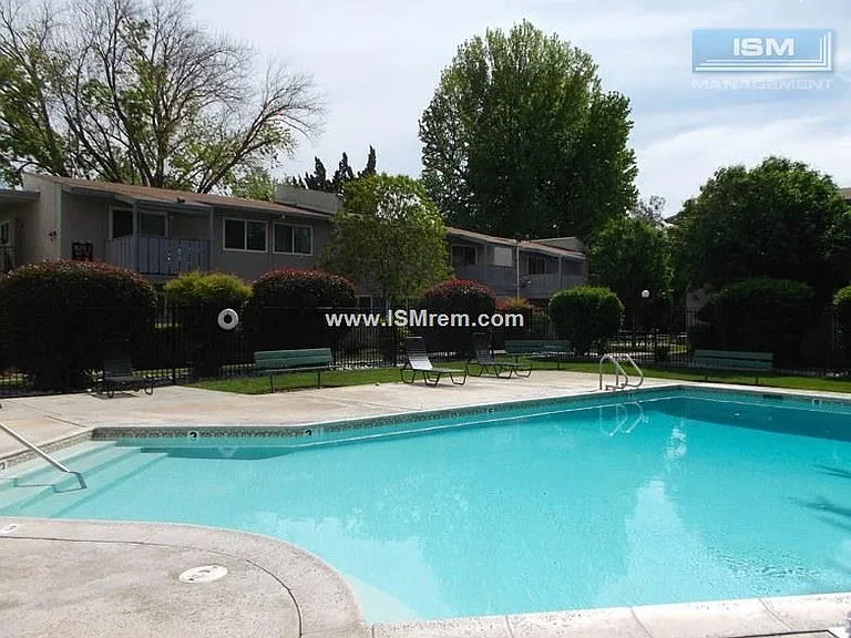 Menlo Pointe — Photo 31