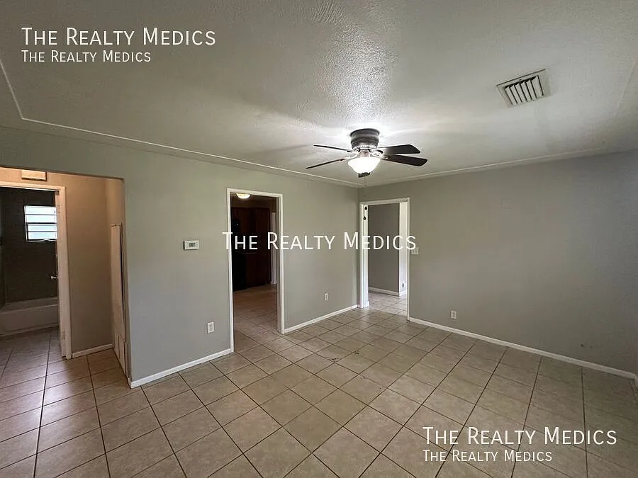 Incredible 3 Bedroom, 1.5 Bathroom Home In Deland!! — Photo 4