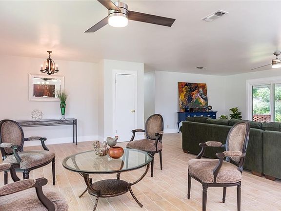5th image of 1818 Elm Crest Dr