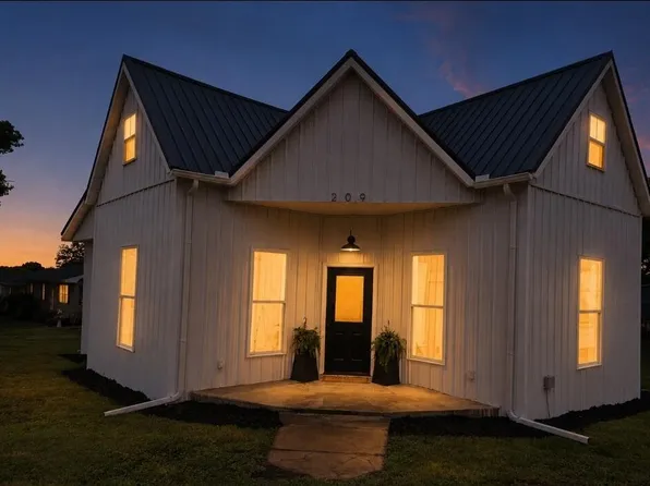 209 E Salling St, Perry, MO 63462