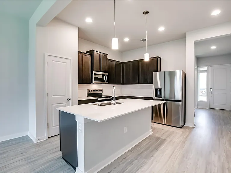 15107 Forum Ave — Photo 6