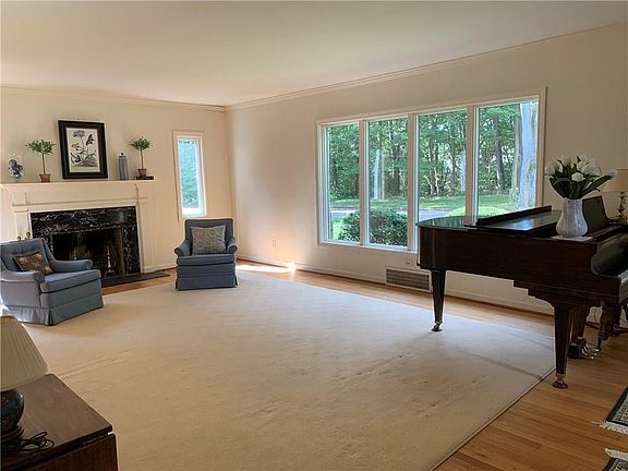 3rd image of 419 Crescent Dr