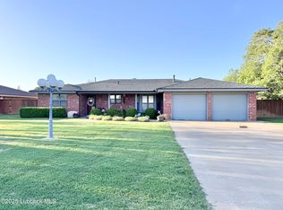 914 W Lee St, Floydada, TX 79235