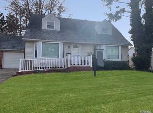 39 Morris Dr, New Hyde Park, NY 11040