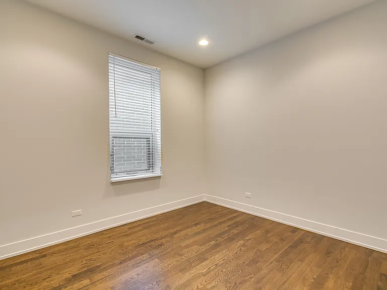1935 N California Ave #4N — Photo 10