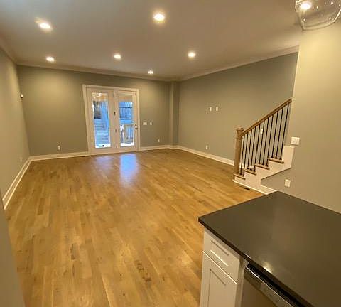 5th image of 907 32nd Ave N #A