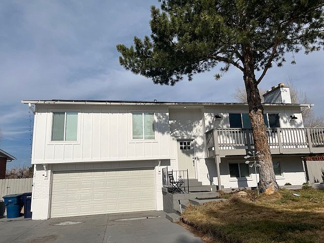 2 car garage, room for 4 total, side yard for small RV