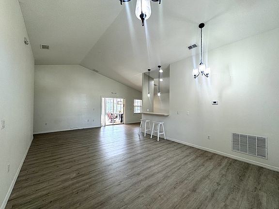 3rd image of 308 Robin Rd