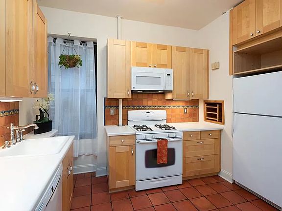 4th image of 523 W 121st St #1