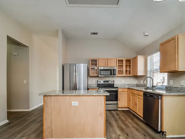 802 Lake Bridge Dr — Photo 9