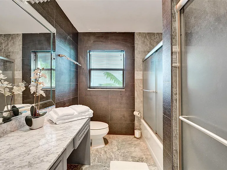 2889 NE 35th St — Photo 79