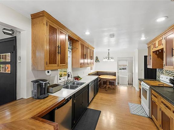 5th image of 210 Avondale Dr