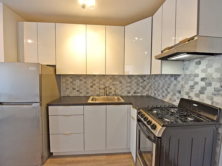 Edwards Apartments — Photo 7