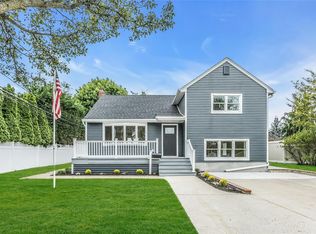 1 York Pl, Massapequa, NY 11758