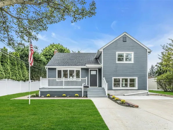 1 York Place, Massapequa, NY 11758