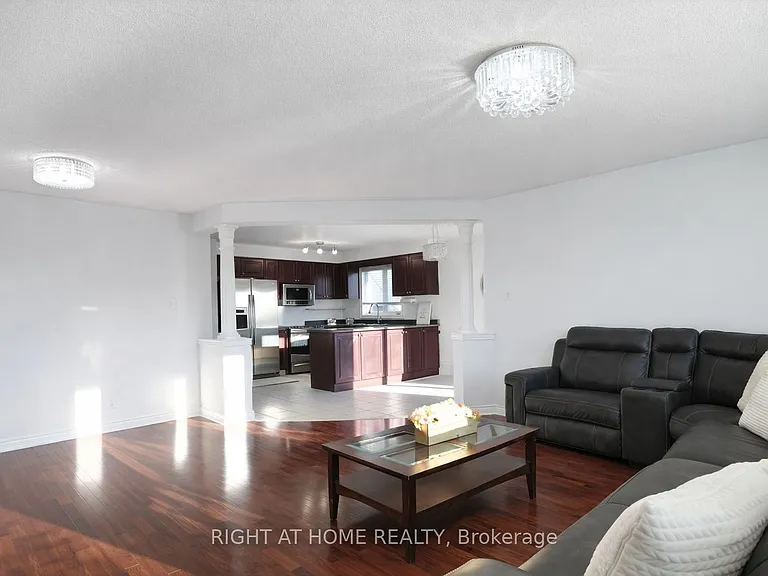169 Dooley Cres — Photo 3