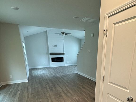 4th image of 360 Summer Hill Rd