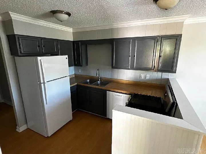 2 bed, 1.0 bath, 750 sqft, $745 — Photo 1