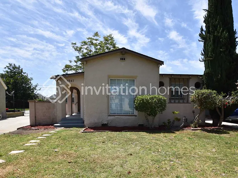 8947 S Denker Ave — Photo 1