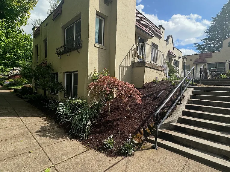 NE 8th Ave — Photo 4