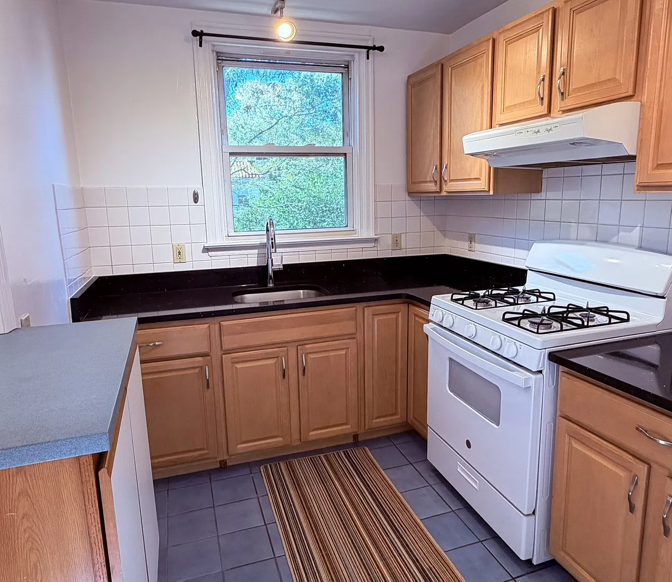 2 bed, 990 sqft, $1,550 — Photo 3