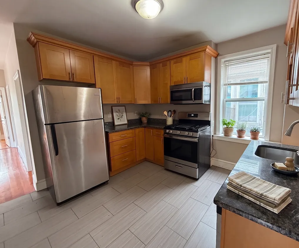 3 bed, 950 sqft, $3,300 — Photo 3