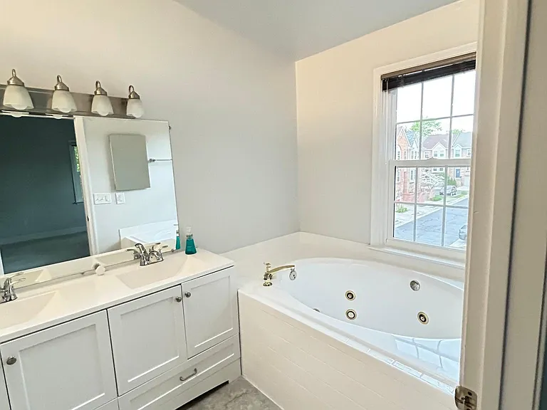8021 Merry Oaks Ct — Photo 33