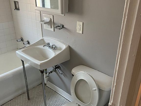 2nd image of 6930 S Oglesby Ave #3013