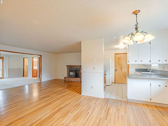 3rd image of 4819 NE 64th Ave