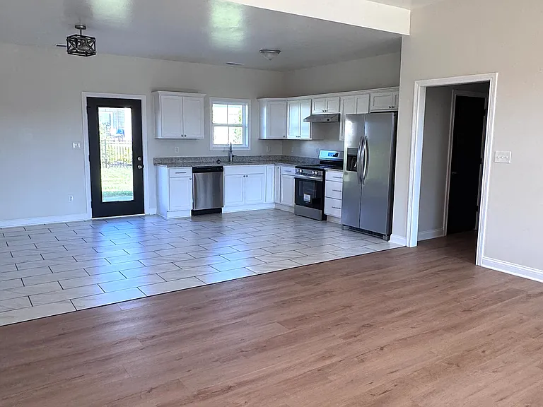108 Patchen Dr — Photo 2