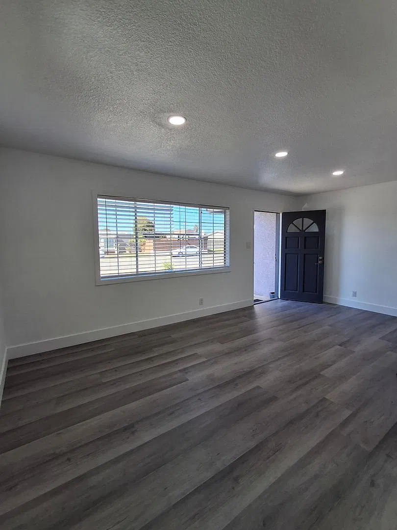 Completely Remodeled 4 Bedroom Home. Must See — Photo 4