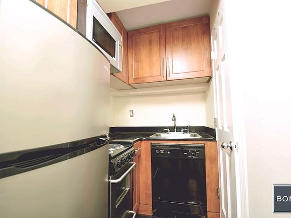 3rd image of 10 W 74th St APT Lla
