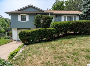 6715 Parkview Ln, Omaha, NE 68104