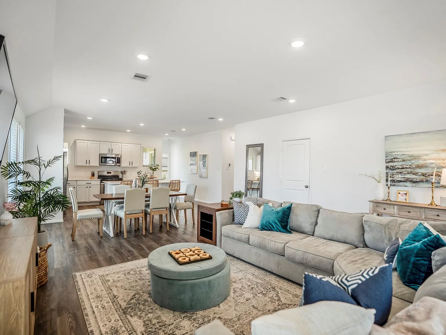 3 bed, 2.0 bath, 1448 sqft, $2,000 — Photo 3