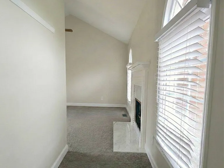 402 Laurel St — Photo 6