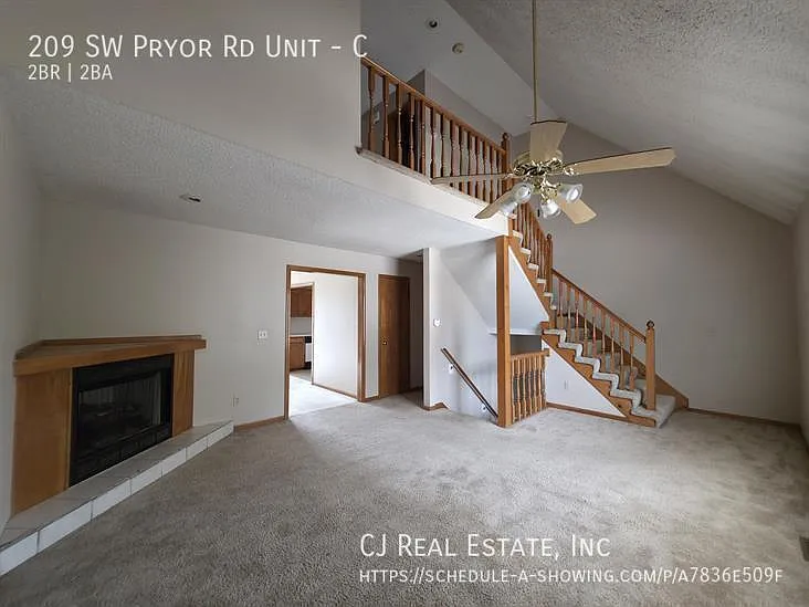 209 SW Pryor Rd #C — Photo 2