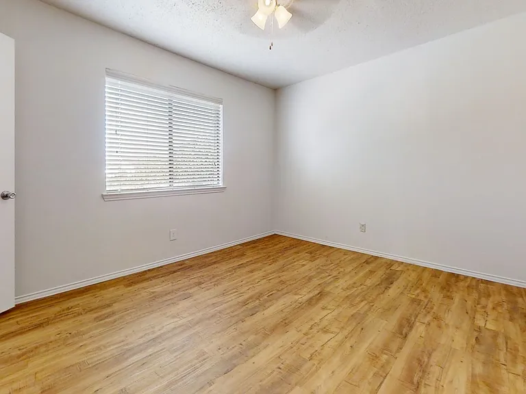 Stadium View Apartments — Photo 32