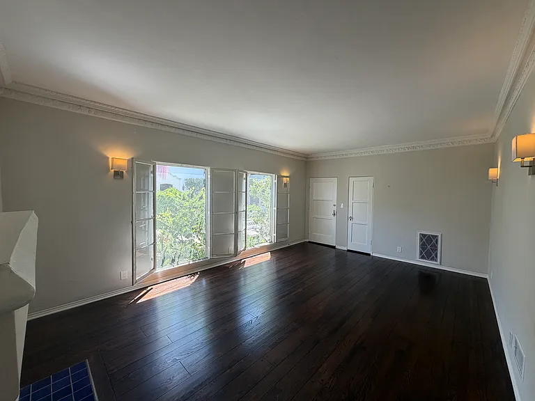 1047 S Orange Grove Ave #1 — Photo 3