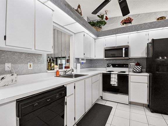 4th image of 8179 Whispering Palm Drive