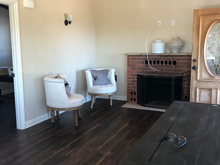 2401 W Victoria Dr — Photo 4