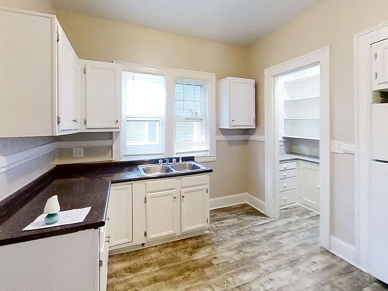100 Laburnam Cres — Photo 14