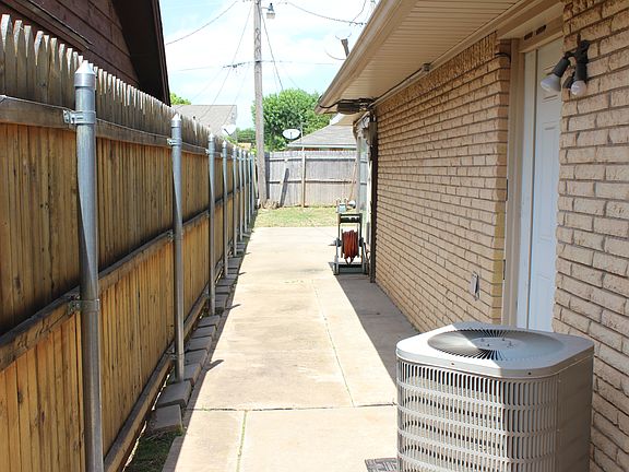 2nd image of 401 SW 65th St