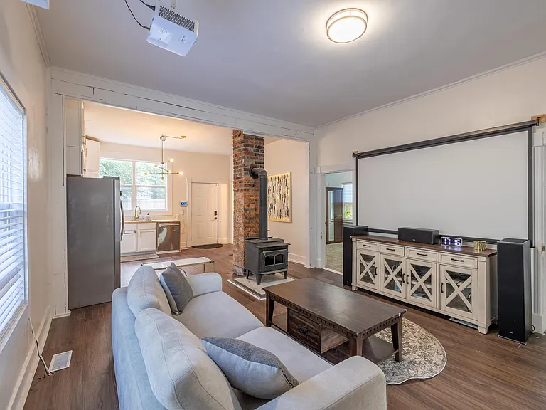 2205 Pleasant St — Photo 3