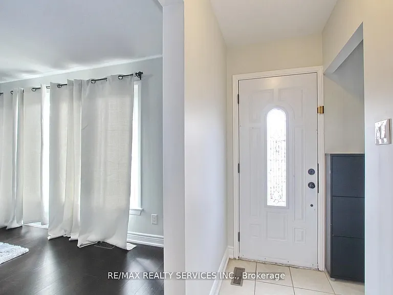 185 Earnscliffe Cir — Photo 5