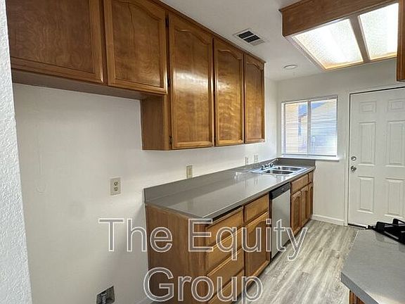 5th image of 975 N Lynora St