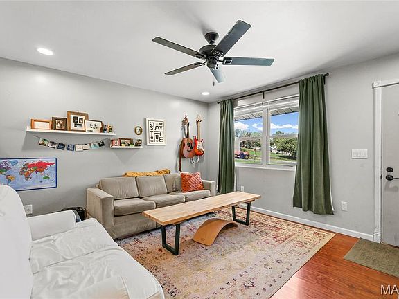 5th image of 216 Drewel Ct