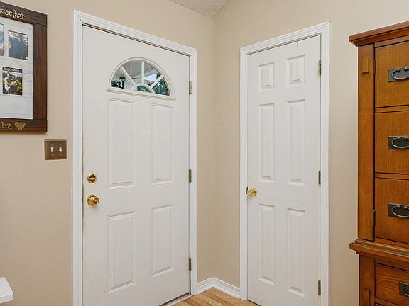 4th image of 534 Hyde Park Dr